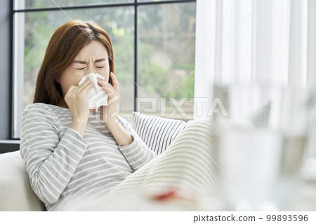 Runny nose, nosebleed, cold, pain, young woman, home, housing, young woman, Korean 99893596