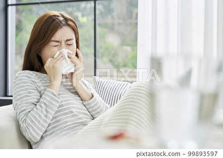 Runny nose, nosebleed, cold, pain, young woman, home, housing, young woman, Korean 99893597