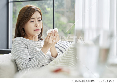 Runny nose, nosebleed, cold, pain, young woman, home, housing, young woman, Korean 99893598