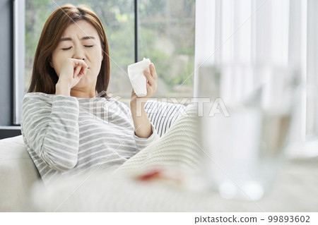 Runny nose, nosebleed, cold, pain, young woman, home, housing, young woman, Korean 99893602