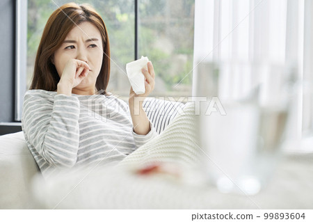 Runny nose, nosebleed, cold, pain, young woman, home, housing, young woman, Korean 99893604