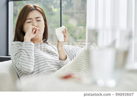 Runny nose, nosebleed, cold, pain, young woman, home, housing, young woman, Korean 99893607