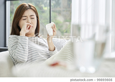 Runny nose, nosebleed, cold, pain, young woman, home, housing, young woman, Korean 99893608
