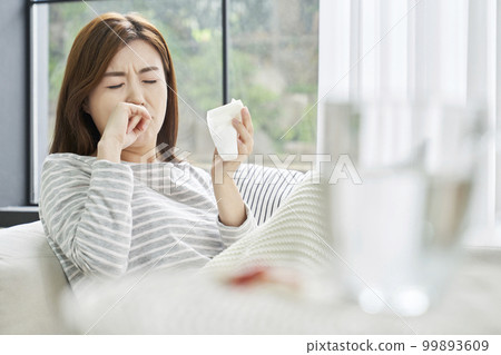 Runny nose, nosebleed, cold, pain, young woman, home, housing, young woman, Korean 99893609