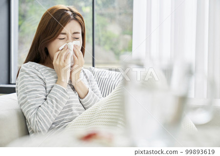 Runny nose, nosebleed, cold, pain, young woman, home, housing, young woman, Korean 99893619