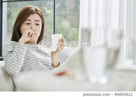 Runny nose, nosebleed, cold, pain, young woman, home, housing, young woman, Korean 99893622