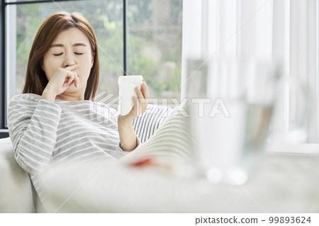 Runny nose, nosebleed, cold, pain, young woman, home, housing, young woman, Korean Runny nose, nosebleed, cold, pain, young woman, home, housing, young woman, Korean 99893624
