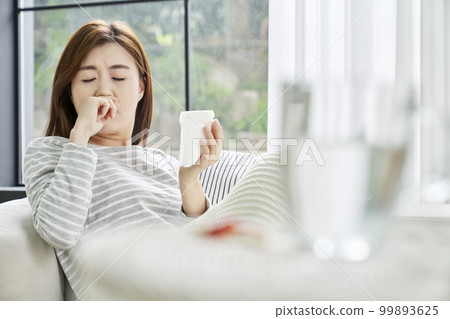 Runny nose, nosebleed, cold, pain, young woman, home, housing, young woman, Korean 99893625