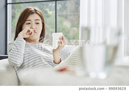 Runny nose, nosebleed, cold, pain, young woman, home, housing, young woman, Korean 99893629