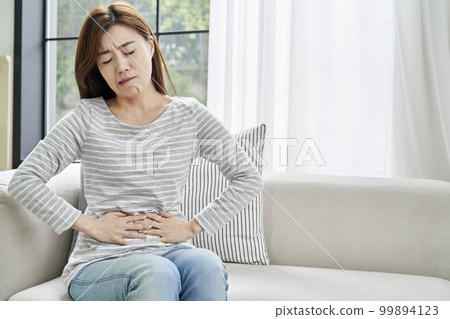 腹痛，痛，年輕女人，家，住房，年輕女人，韓國人 99894123