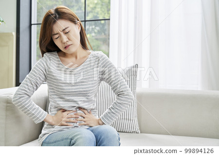 Abdominal pain, pain, young woman, home, housing, young woman, Korean 99894126