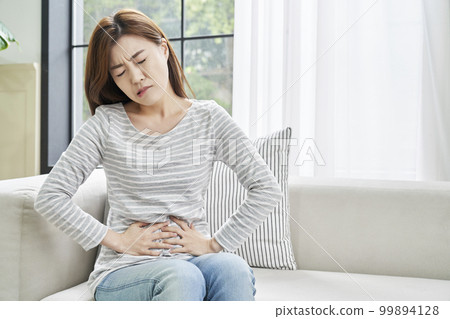 腹痛,痛,年輕女人,家,住房,年輕女人,韓國人 腹痛,痛,年輕女人,家,住房,年輕女人,韓國人 99894128