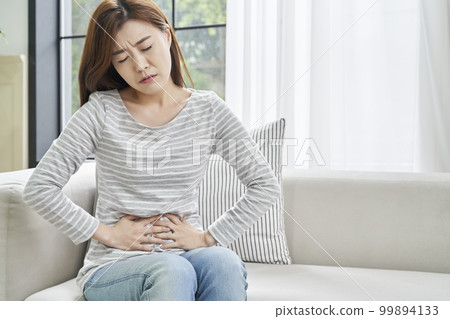 腹痛，痛，年輕女人，家，住房，年輕女人，韓國人 99894133