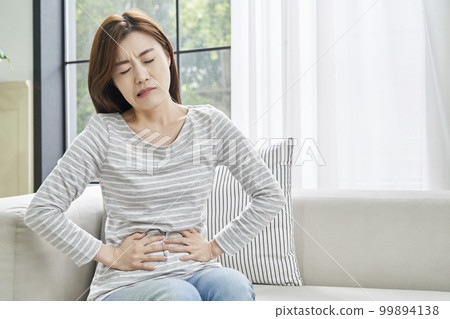 Abdominal pain, pain, young woman, home, housing, young woman, Korean 99894138
