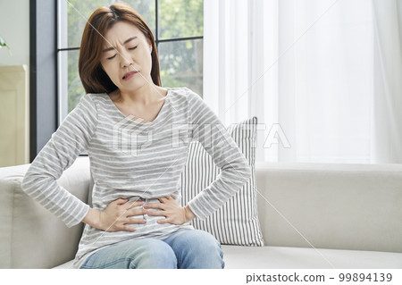 Abdominal pain, pain, young woman, home, housing, young woman, Korean 99894139