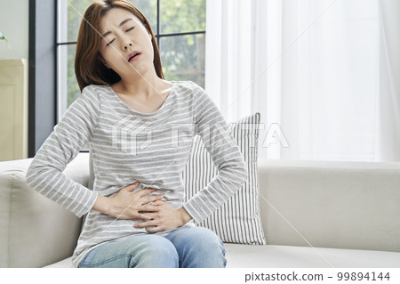 Abdominal pain, pain, young woman, home, housing, young woman, Korean Abdominal pain, pain, young woman, home, housing, young woman, Korean 99894144