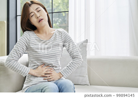 腹痛,痛,年輕女人,家,住房,年輕女人,韓國人 腹痛,痛,年輕女人,家,住房,年輕女人,韓國人 99894145