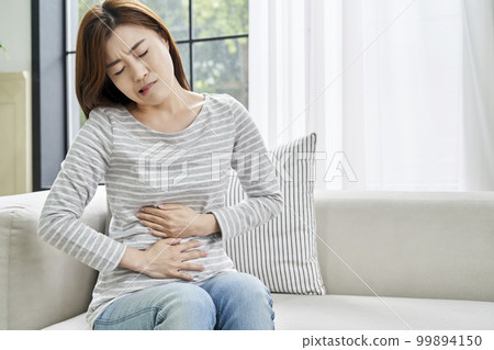 腹痛,痛,年輕女人,家,住房,年輕女人,韓國人 腹痛,痛,年輕女人,家,住房,年輕女人,韓國人 99894150