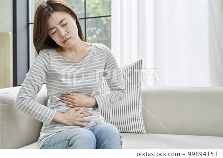 Abdominal pain, pain, young woman, home, housing, young woman, Korean Abdominal pain, pain, young woman, home, housing, young woman, Korean 99894151