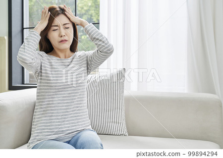 頭痛,疼痛,年輕女人,家,住房,年輕女人,韓國人 頭痛,疼痛,年輕女人,家,住房,年輕女人,韓國人 99894294