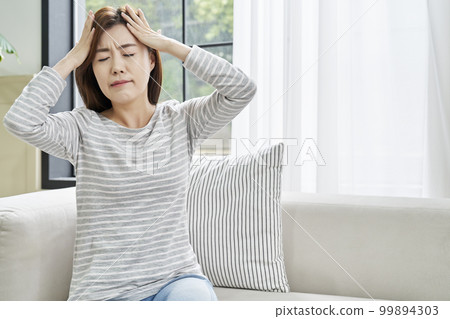 Headache, pain, young woman, home, housing, young woman, Korean 99894303