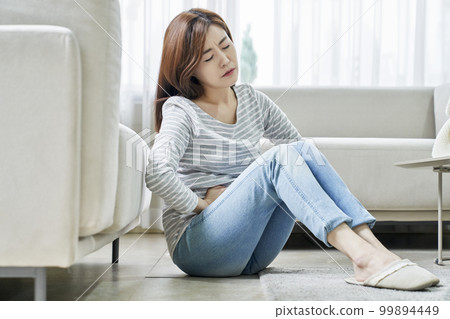 腹痛,痛,年輕女人,家,住房,年輕女人,韓國人 腹痛,痛,年輕女人,家,住房,年輕女人,韓國人 99894449