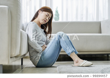 腹痛,痛,年輕女人,家,住房,年輕女人,韓國人 腹痛,痛,年輕女人,家,住房,年輕女人,韓國人 99894457