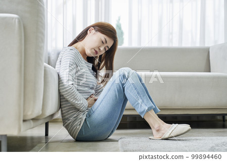 Abdominal pain, pain, young woman, home, housing, young woman, Korean 99894460