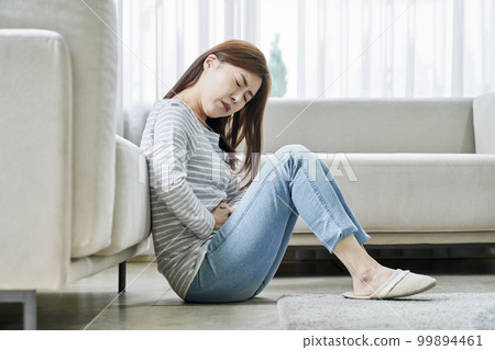腹痛,痛,年輕女人,家,住房,年輕女人,韓國人 腹痛,痛,年輕女人,家,住房,年輕女人,韓國人 99894461