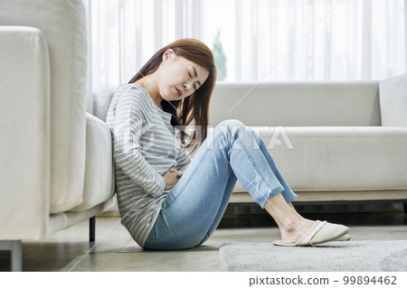 Abdominal pain, pain, young woman, home, housing, young woman, Korean 99894462