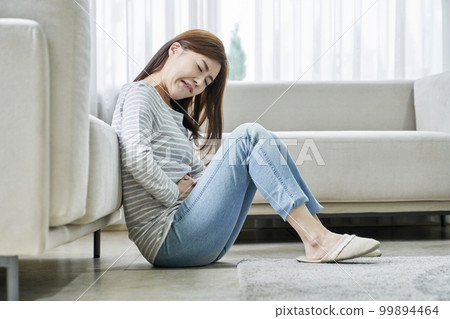 腹痛,痛,年輕女人,家,住房,年輕女人,韓國人 腹痛,痛,年輕女人,家,住房,年輕女人,韓國人 99894464