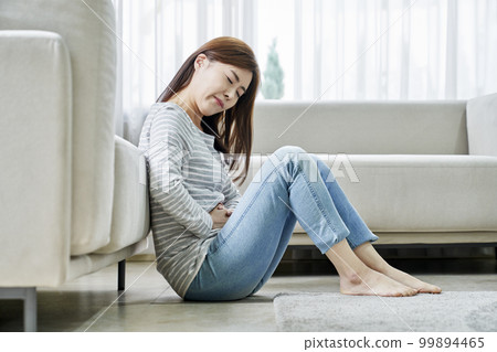 腹痛,痛,年輕女人,家,住房,年輕女人,韓國人 腹痛,痛,年輕女人,家,住房,年輕女人,韓國人 99894465