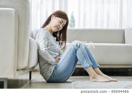 腹痛，痛，年輕女人，家，住房，年輕女人，韓國人 99894466