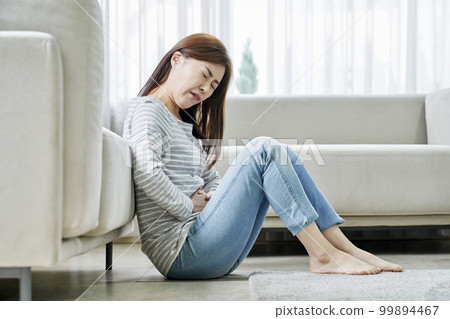 腹痛,痛,年輕女人,家,住房,年輕女人,韓國人 腹痛,痛,年輕女人,家,住房,年輕女人,韓國人 99894467