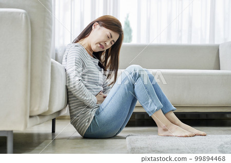 Abdominal pain, pain, young woman, home, housing, young woman, Korean 99894468