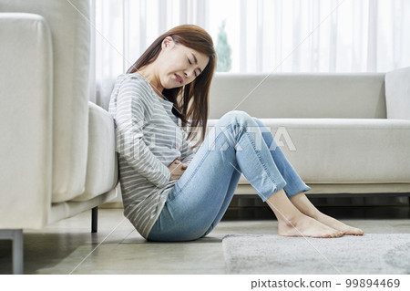 Abdominal pain, pain, young woman, home, housing, young woman, Korean 99894469