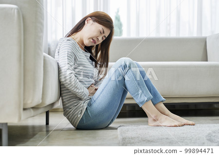 Abdominal pain, pain, young woman, home, housing, young woman, Korean 99894471