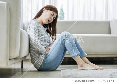 腹痛,痛,年輕女人,家,住房,年輕女人,韓國人 腹痛,痛,年輕女人,家,住房,年輕女人,韓國人 99894474
