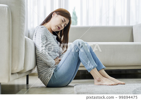Abdominal pain, pain, young woman, home, housing, young woman, Korean 99894475