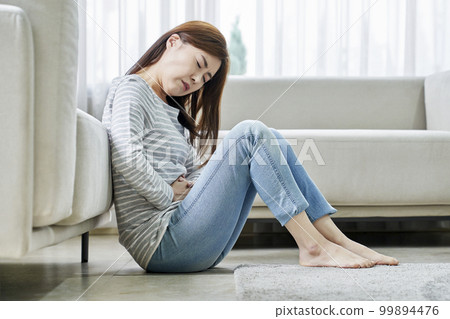 腹痛，痛，年輕女人，家，住房，年輕女人，韓國人 99894476