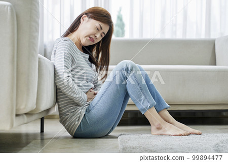 腹痛，痛，年輕女人，家，住房，年輕女人，韓國人 99894477