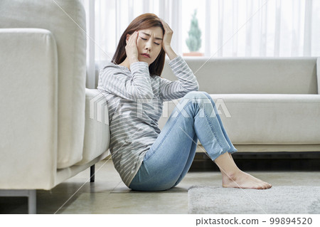 頭痛,疼痛,年輕女人,家,住房,年輕女人,韓國人 頭痛,疼痛,年輕女人,家,住房,年輕女人,韓國人 99894520