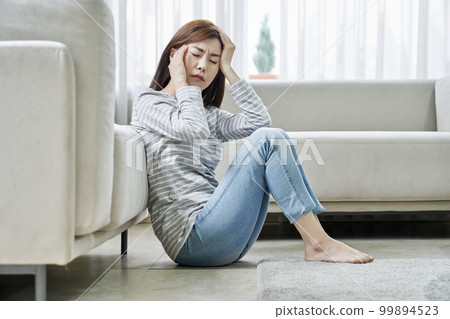 頭痛,疼痛,年輕女人,家,住房,年輕女人,韓國人 頭痛,疼痛,年輕女人,家,住房,年輕女人,韓國人 99894523
