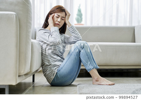 Headache, pain, young woman, home, housing, young woman, Korean 99894527