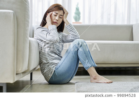 Headache, pain, young woman, home, housing, young woman, Korean Headache, pain, young woman, home, housing, young woman, Korean 99894528