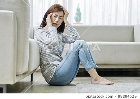 Headache, pain, young woman, home, housing, young woman, Korean 99894529
