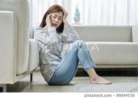 Headache, pain, young woman, home, housing, young woman, Korean 99894530