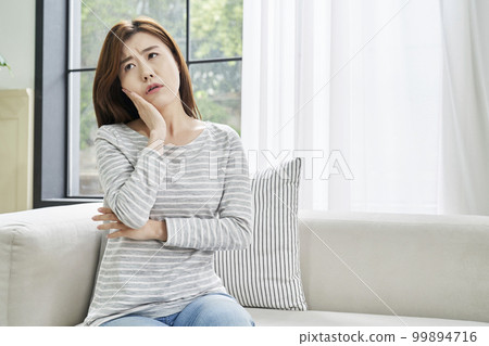 牙痛,疼痛,年輕女人,家,住房,年輕女人,韓國人 牙痛,疼痛,年輕女人,家,住房,年輕女人,韓國人 99894716