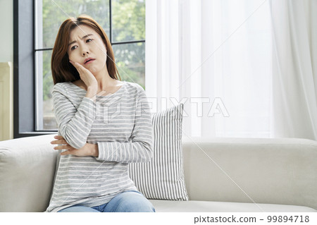 Toothache, pain, young woman, home, housing, young woman, Korean 99894718