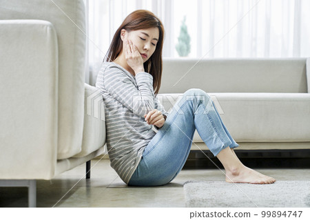 Toothache, pain, young woman, home, housing, young woman, Korean 99894747